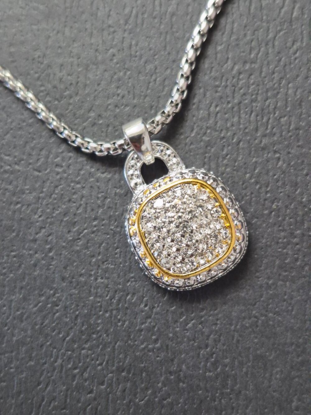 Box type pendant with chain - Picture 2 of 2